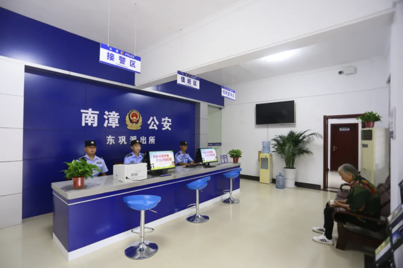 网友们通过镜头看到了东巩派出所展现了整体所貌,接警大厅,备勤室