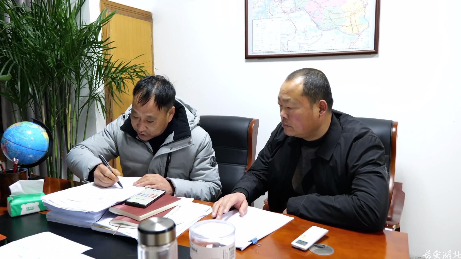 程凯正在办理案件.jpg