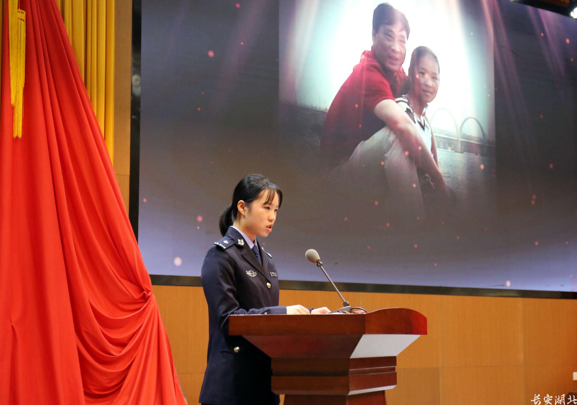 程凯的女儿程斯敏在报告会上讲述父亲的故事.jpg