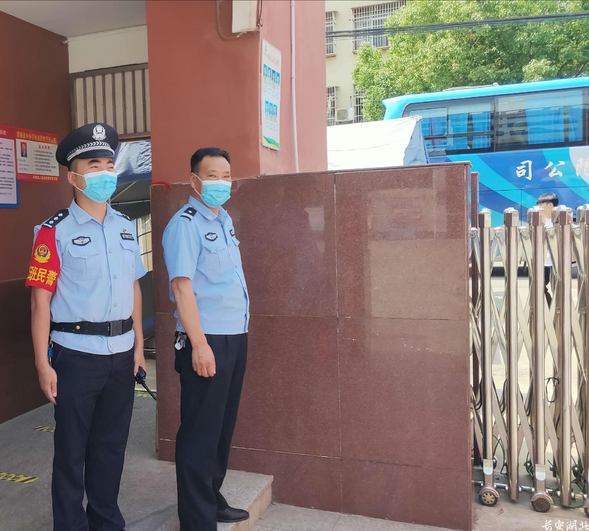 程凯同志跟同事一起参与高考安保(右一).jpg