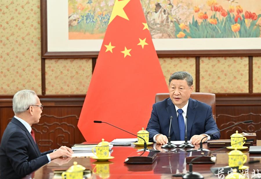 习近平听取岑浩辉述职报告 1.jpg