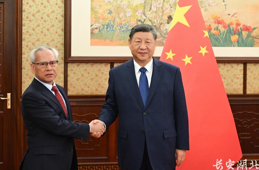 习近平听取岑浩辉述职报告 2.jpg