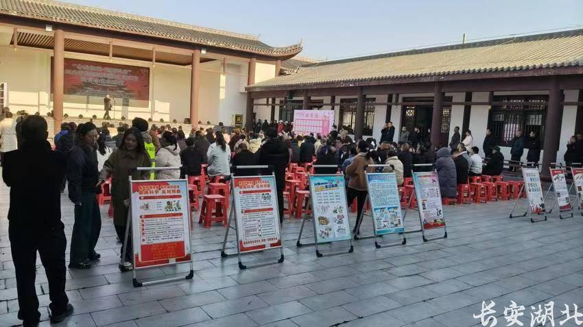 湖北孝感:新春集市反邪忙 平安礼包送群众1.png