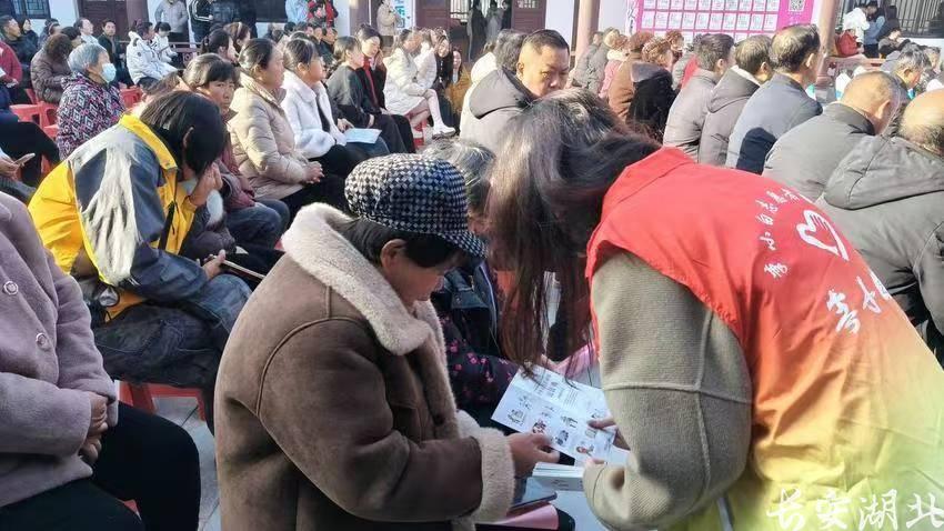 湖北孝感:新春集市反邪忙 平安礼包送群众2.png