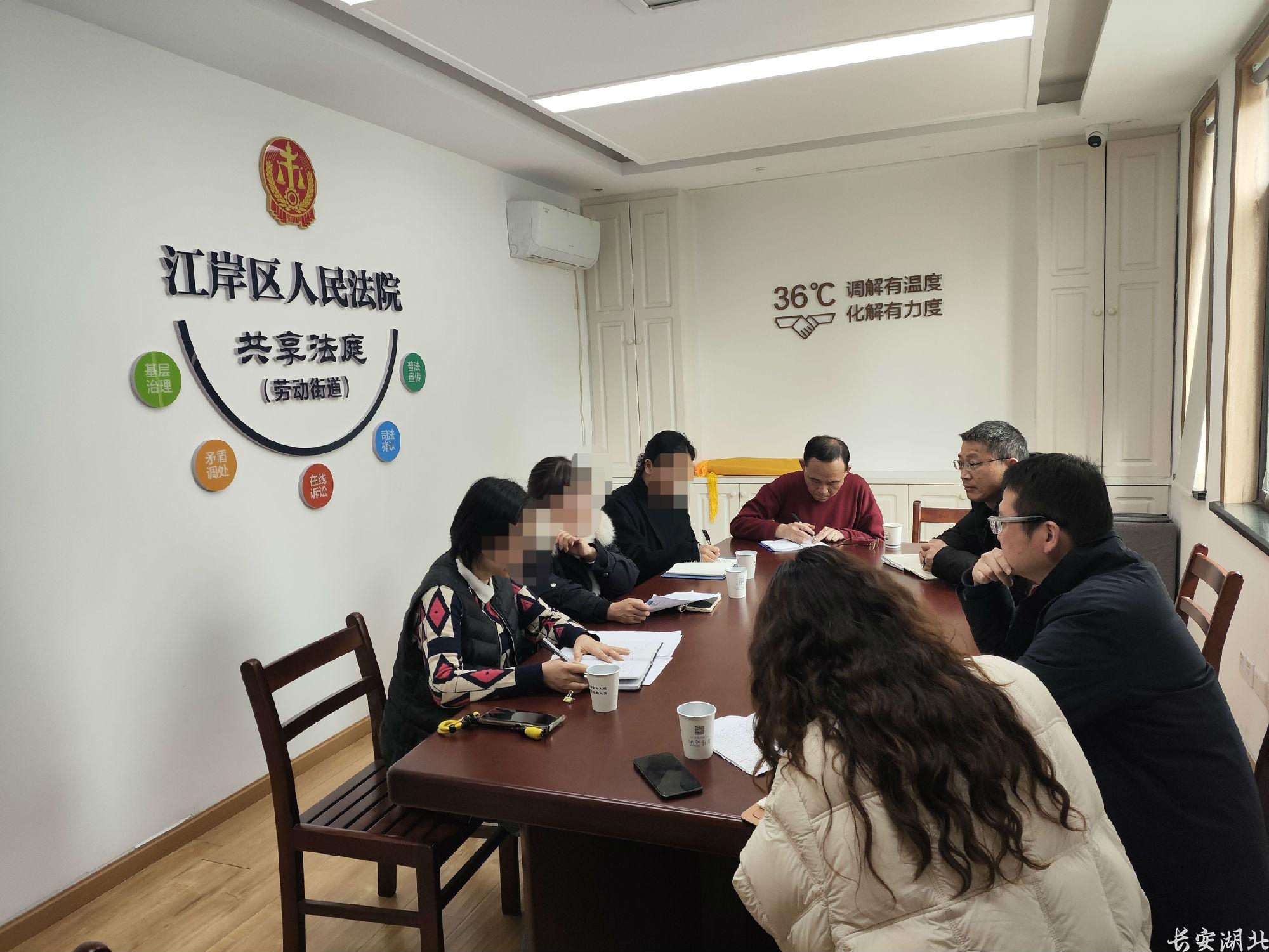 江岸区劳动街道综治中心工作人员开展调解.jpeg