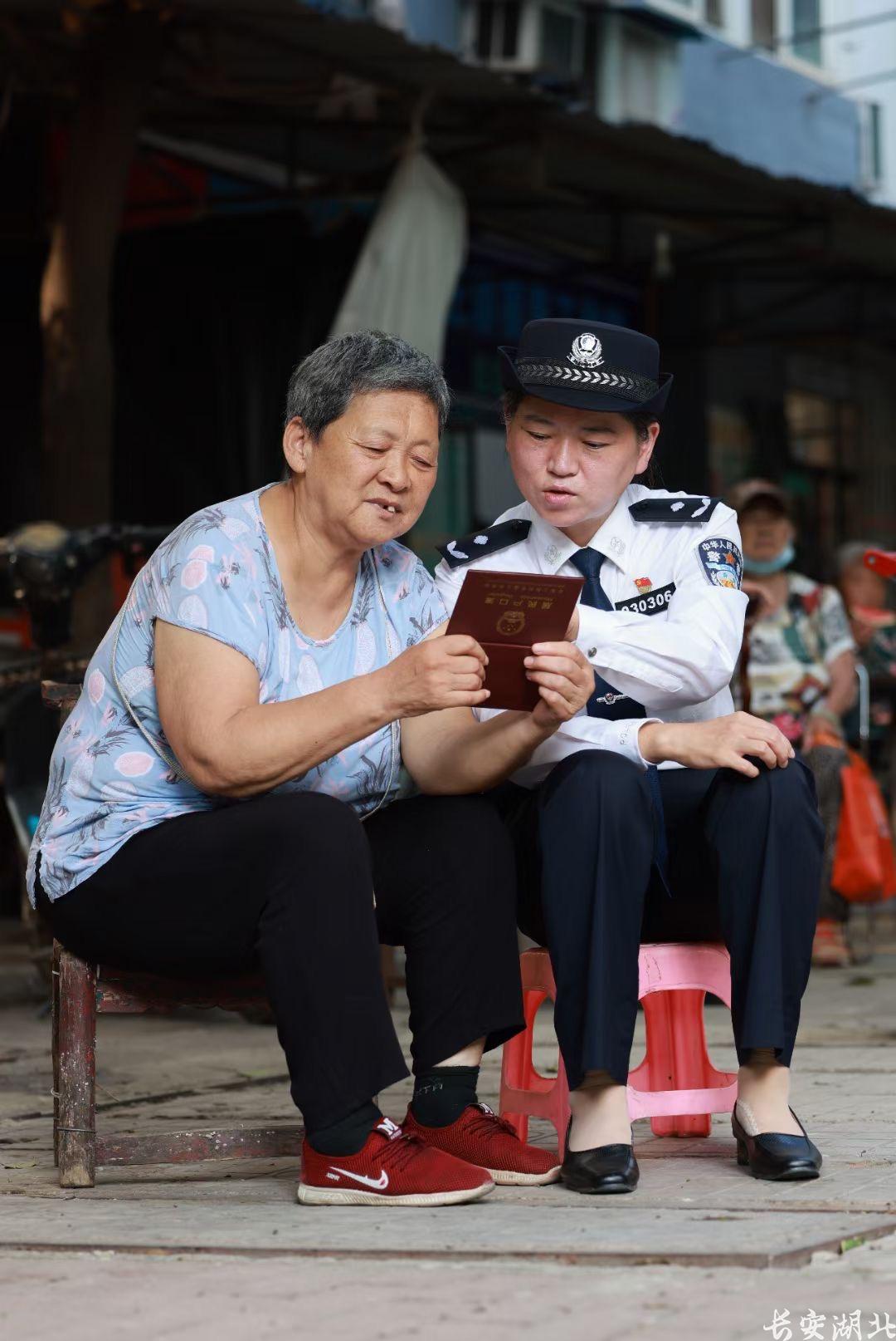 汉阳区分局3-王群为出行不便的老人提供送证上门服务.jpg