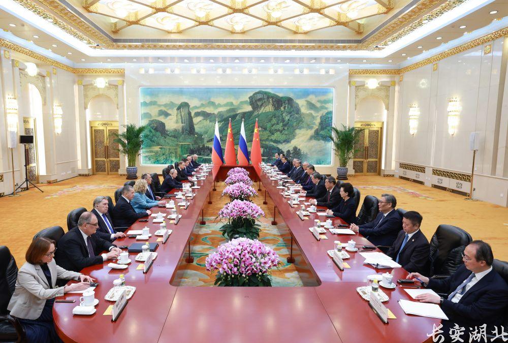 习近平同俄罗斯总统普京会谈2.jpg