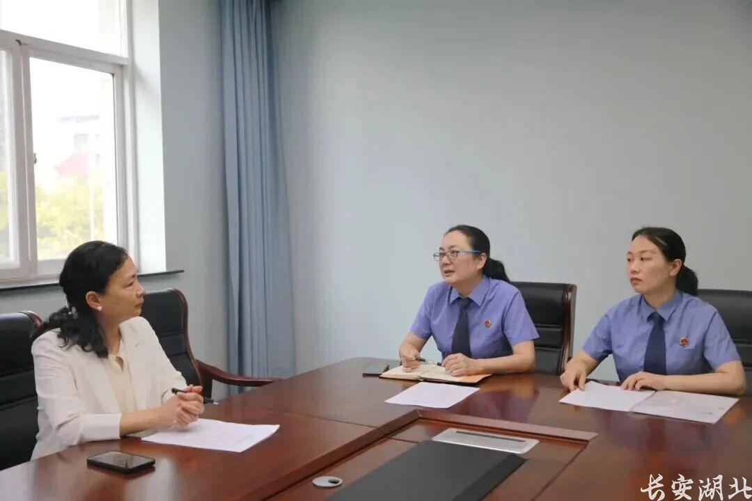 2江汉区检察院-马丹(左一)代表与检察官交流未成年人保护工作.jpg