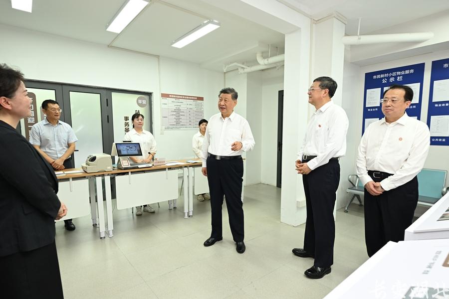 习近平在上海考察2.jpg