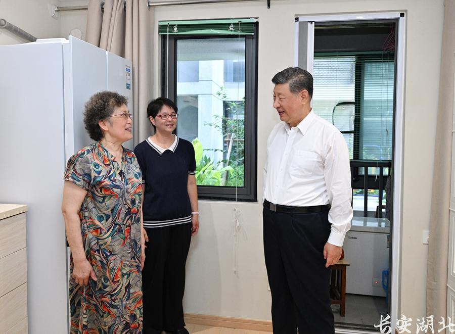 习近平在上海考察3.jpg
