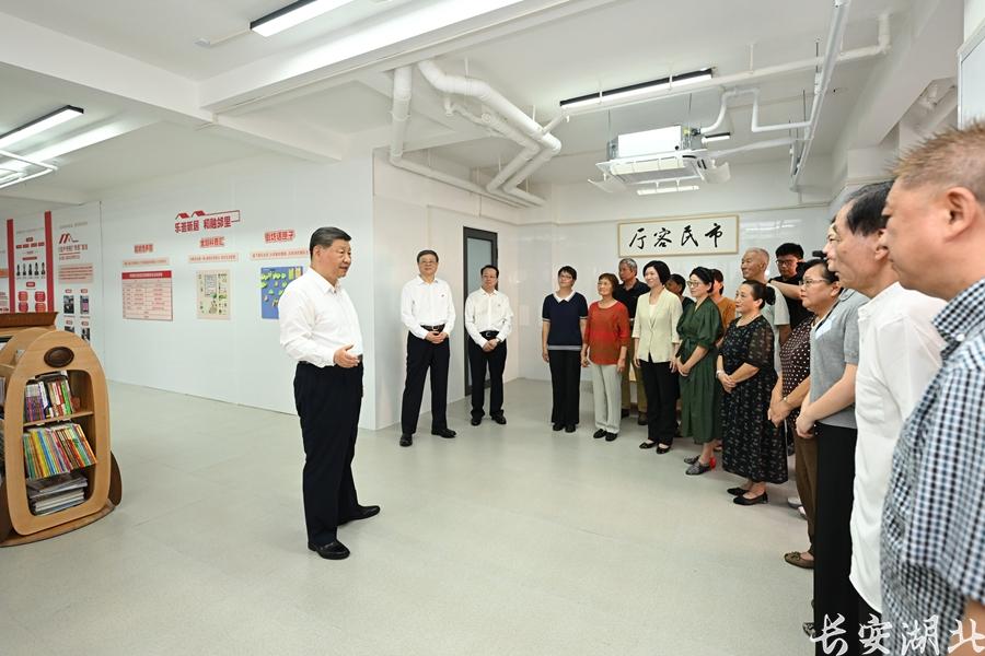 习近平在上海考察4.jpg