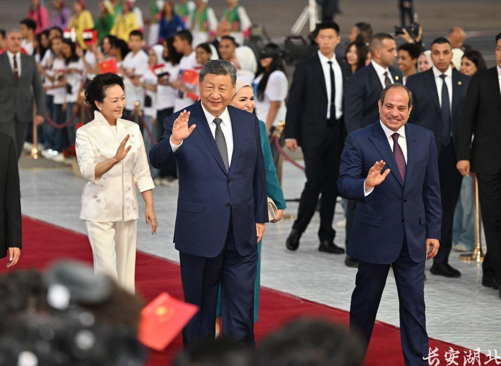 习近平抵达开罗对埃及进行国事访问1.jpeg
