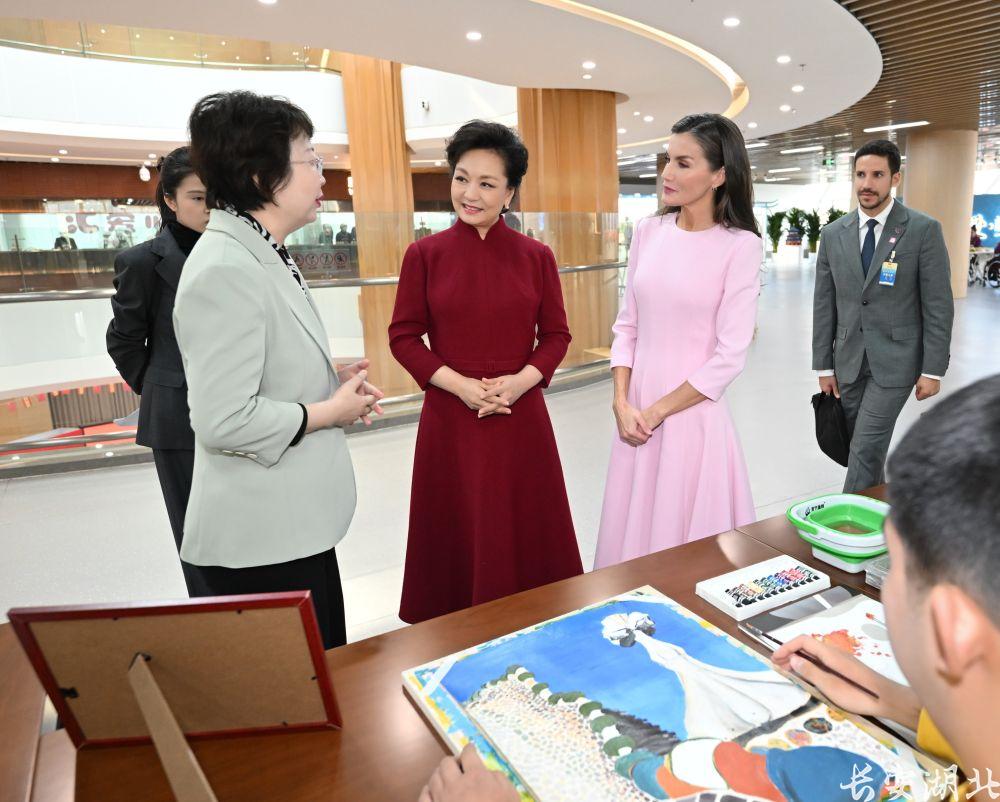 彭丽媛同西班牙王后莱蒂西娅参观北京市残疾人服务示范中心3.jpg