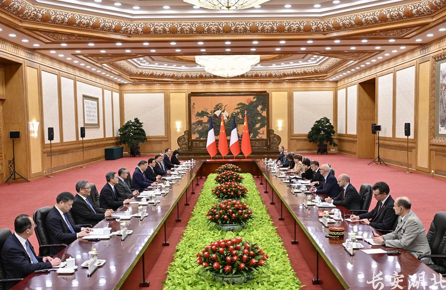 习近平同法国总统马克龙举行会谈2.jpg