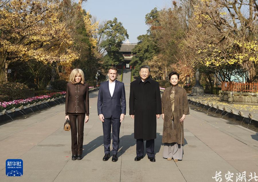 习近平同法国总统马克龙在成都进行友好交流1.jpg